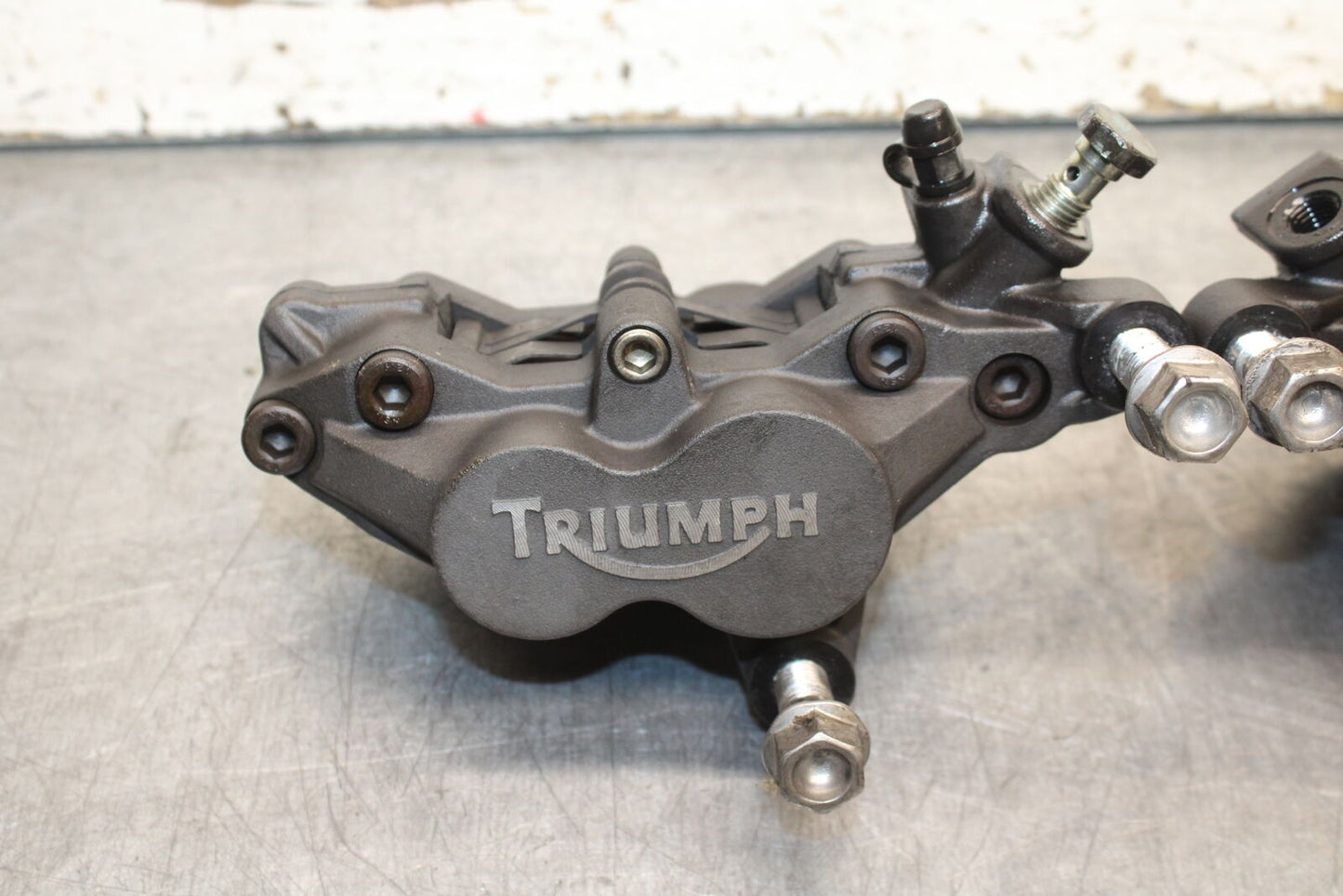 03-04 TRIUMPH DAYTONA 600 RIGHT LEFT FRONT BRAKE CALIPER SET PAIR CALIPERS BB745