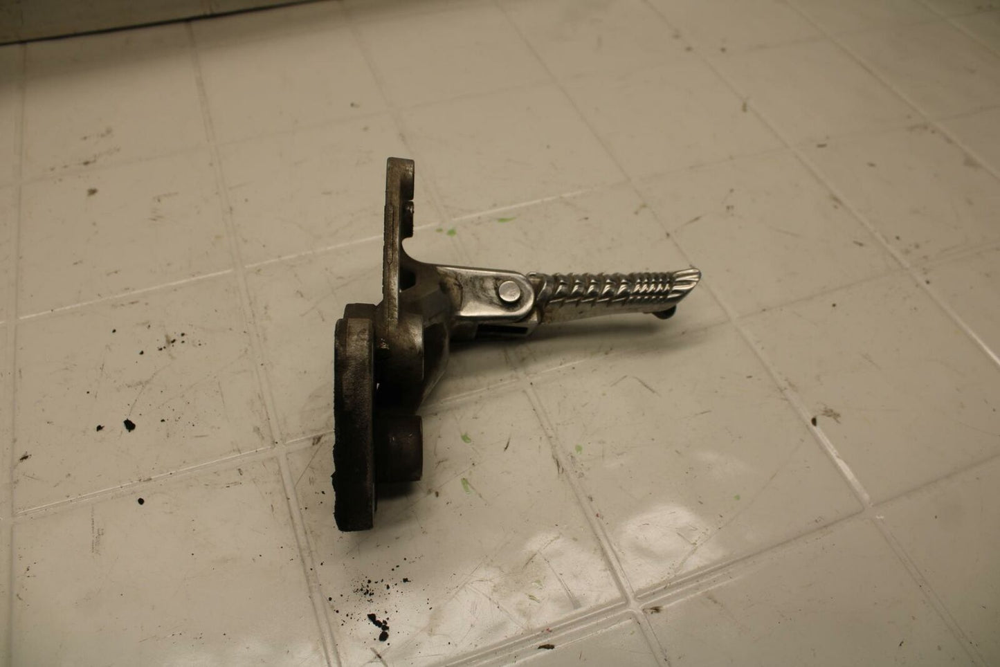 08-10 SUZUKI GSXR750 LEFT REARSET REAR SET DRIVER FOOT PEG BRACKET MOUNT BB396