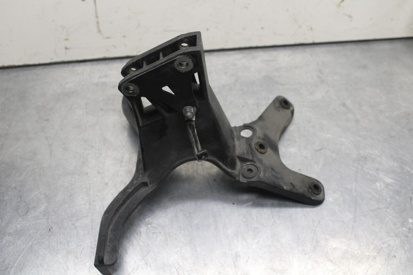 1999 Suzuki GSXR600 UPPER FAIRING MIRROR GAUGES STAY BRACKET BB608