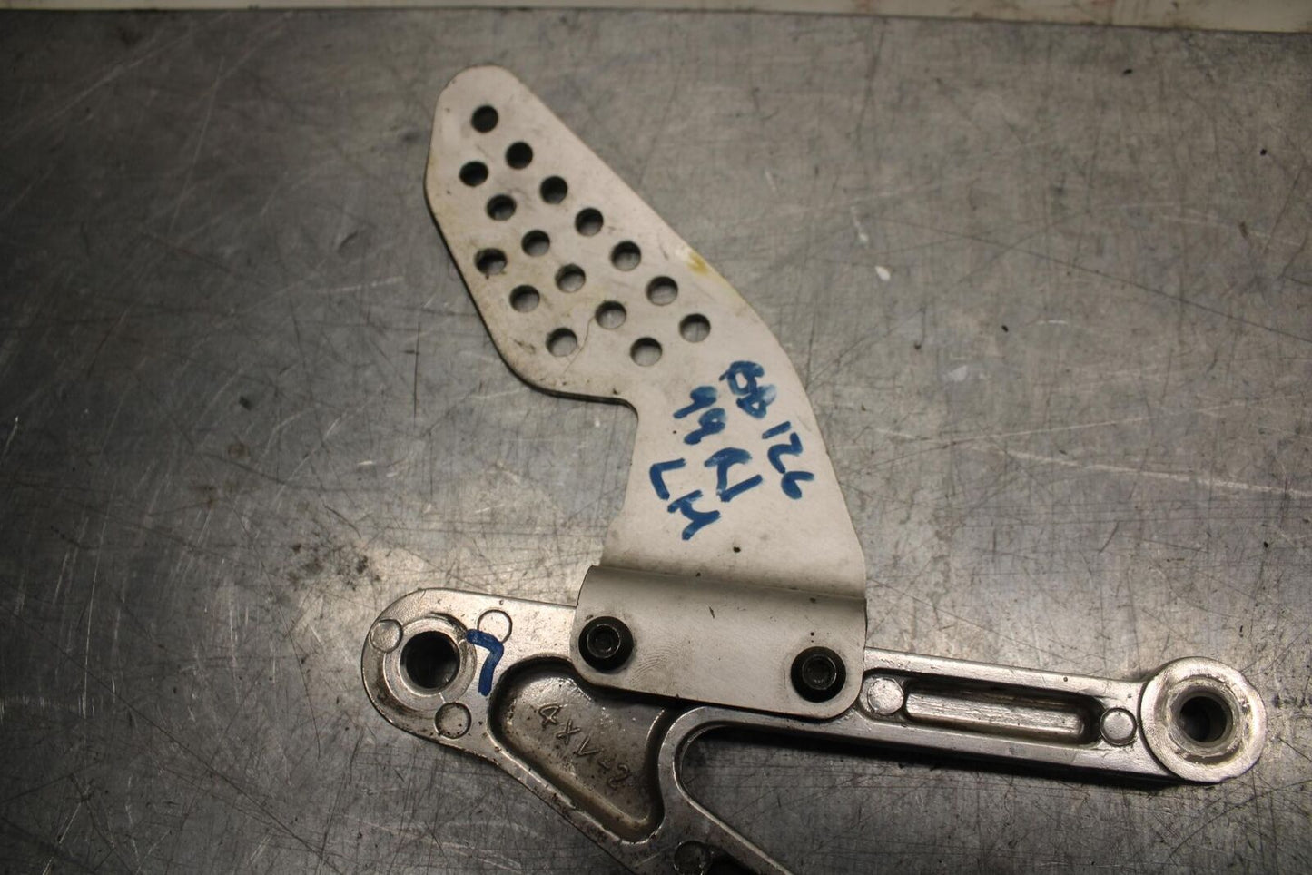 98-99 YAMAHA YZF R1 LEFT REARSET REAR SET DRIVER FOOT PEG BRACKET MOUNT BB74