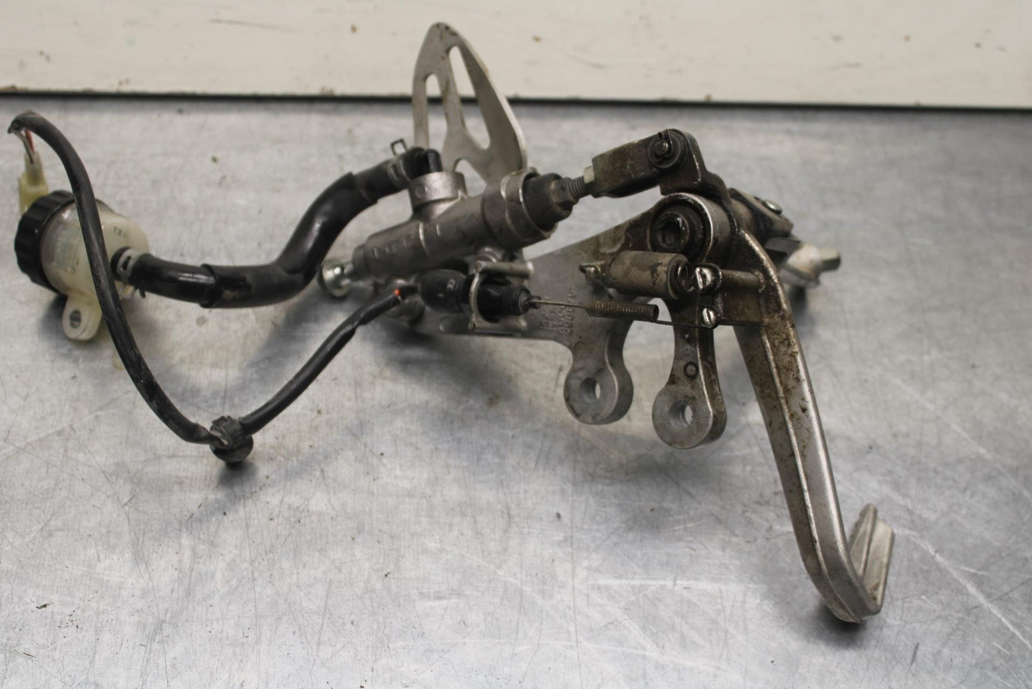 2011 Suzuki GSXR600 REAR BACK BRAKE MASTER CYLINDER W RESERVOIR BB605