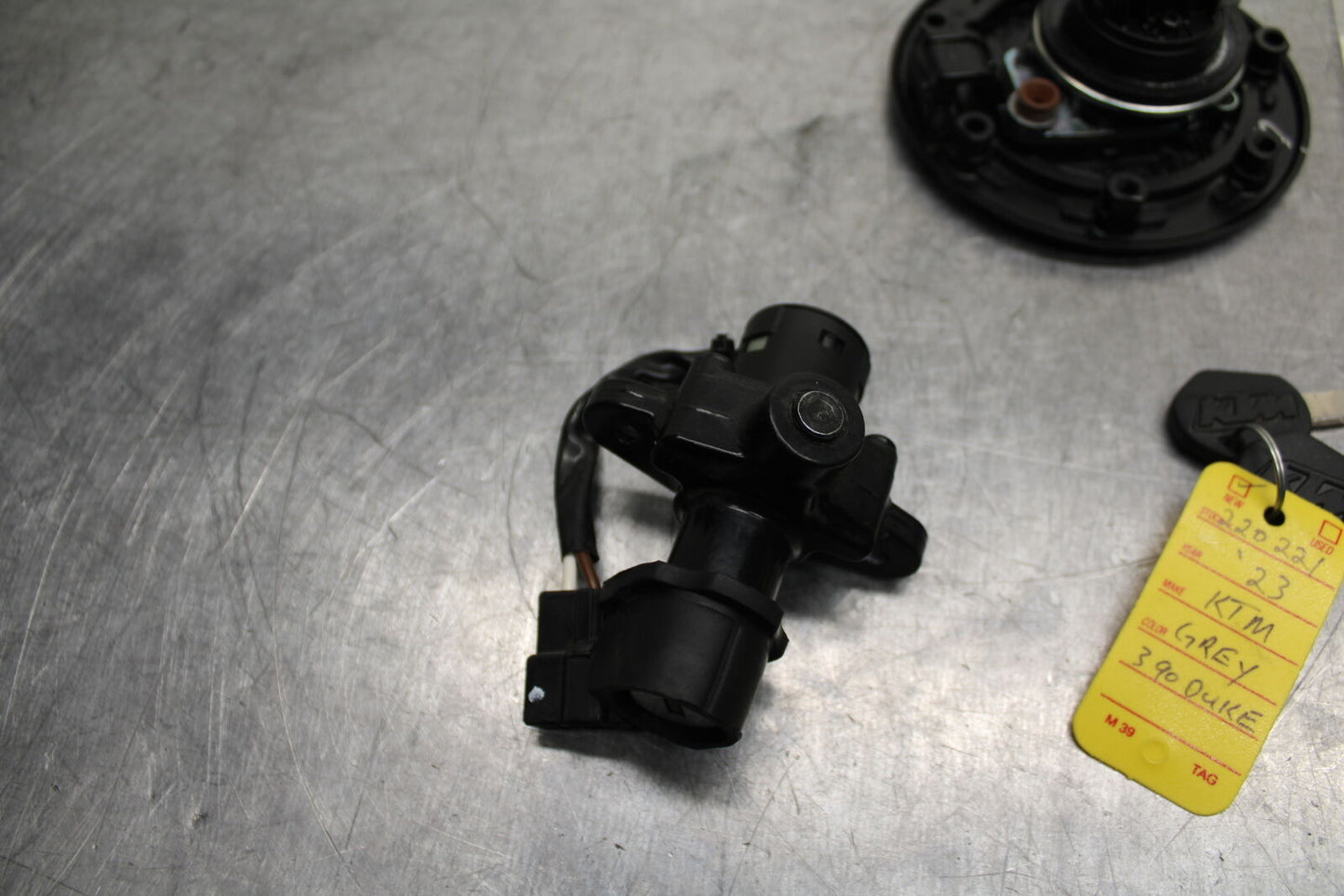 17-24 KTM 390 DUKE IGNITION LOCK KEY SET W/ GAS CAP AND SEAT LOCK BB734