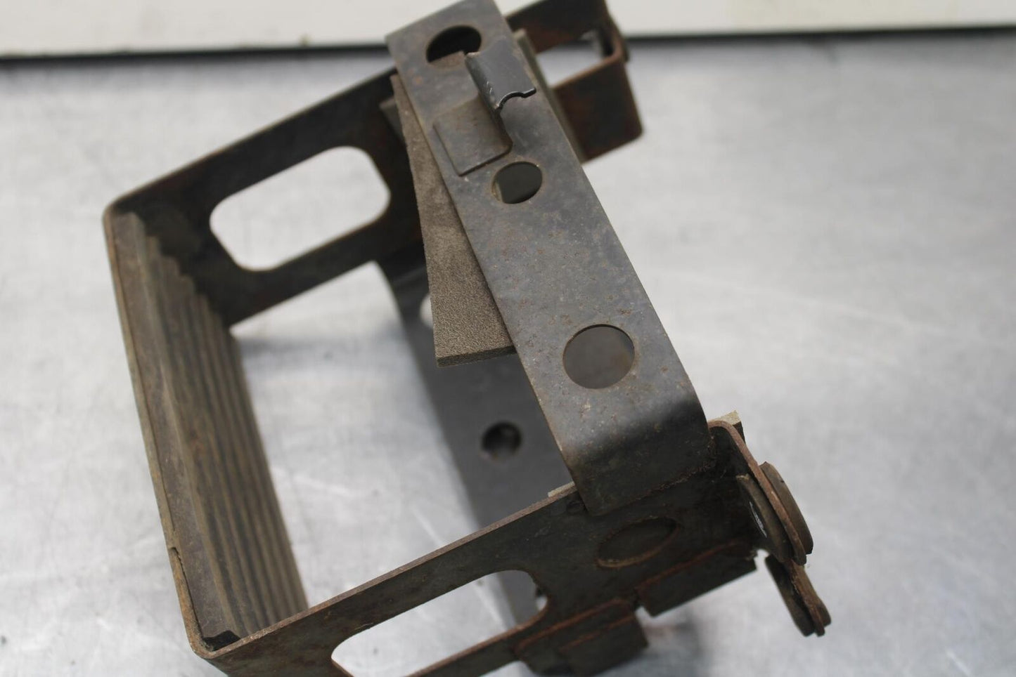 80-83 SUZUKI GS750E BATTERY BOX TRAY BB82