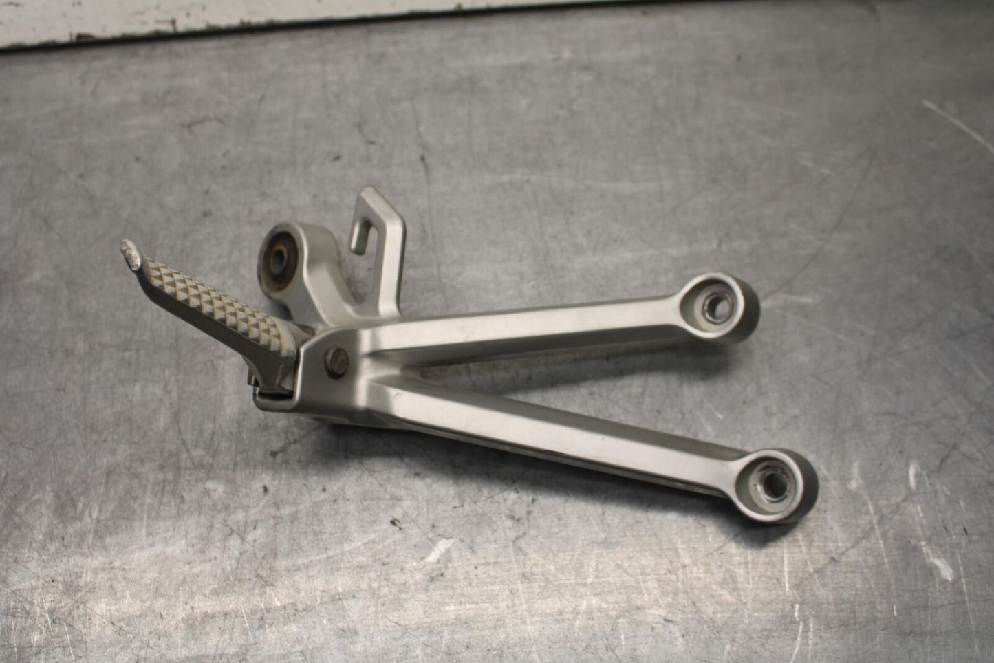 01-03 SUZUKI GSXR600 RIGHT REAR BACK PASSENGER PEG 43600-35F00 BB633