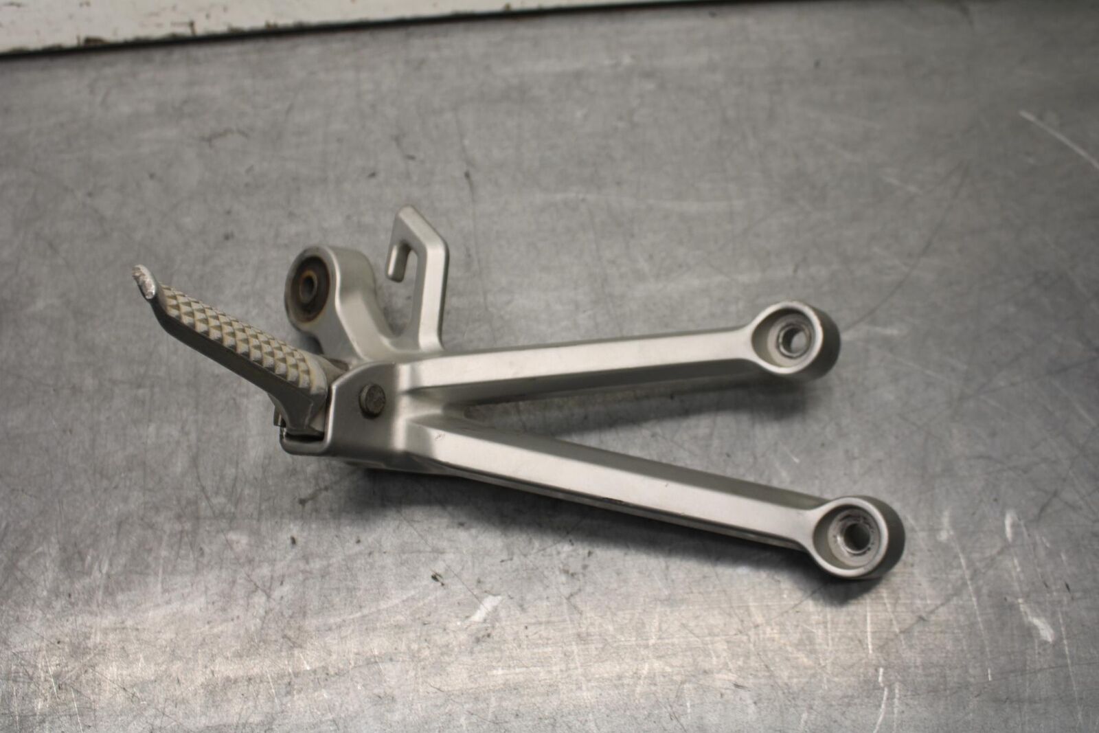 01-03 SUZUKI GSXR600 RIGHT REAR BACK PASSENGER PEG 43600-35F00 BB633