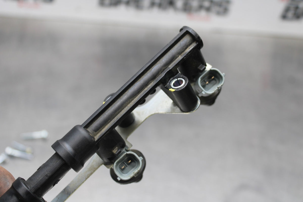 07-12 HONDA CBR600RR SECONDARY FUEL INJECTORS TOP AIRBOX GAS RAIL BB812