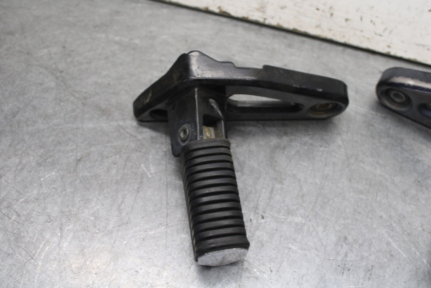 85-86 SUZUKI MADURA 1200 REAR PASSENGER FOOT STEP PEG BB691