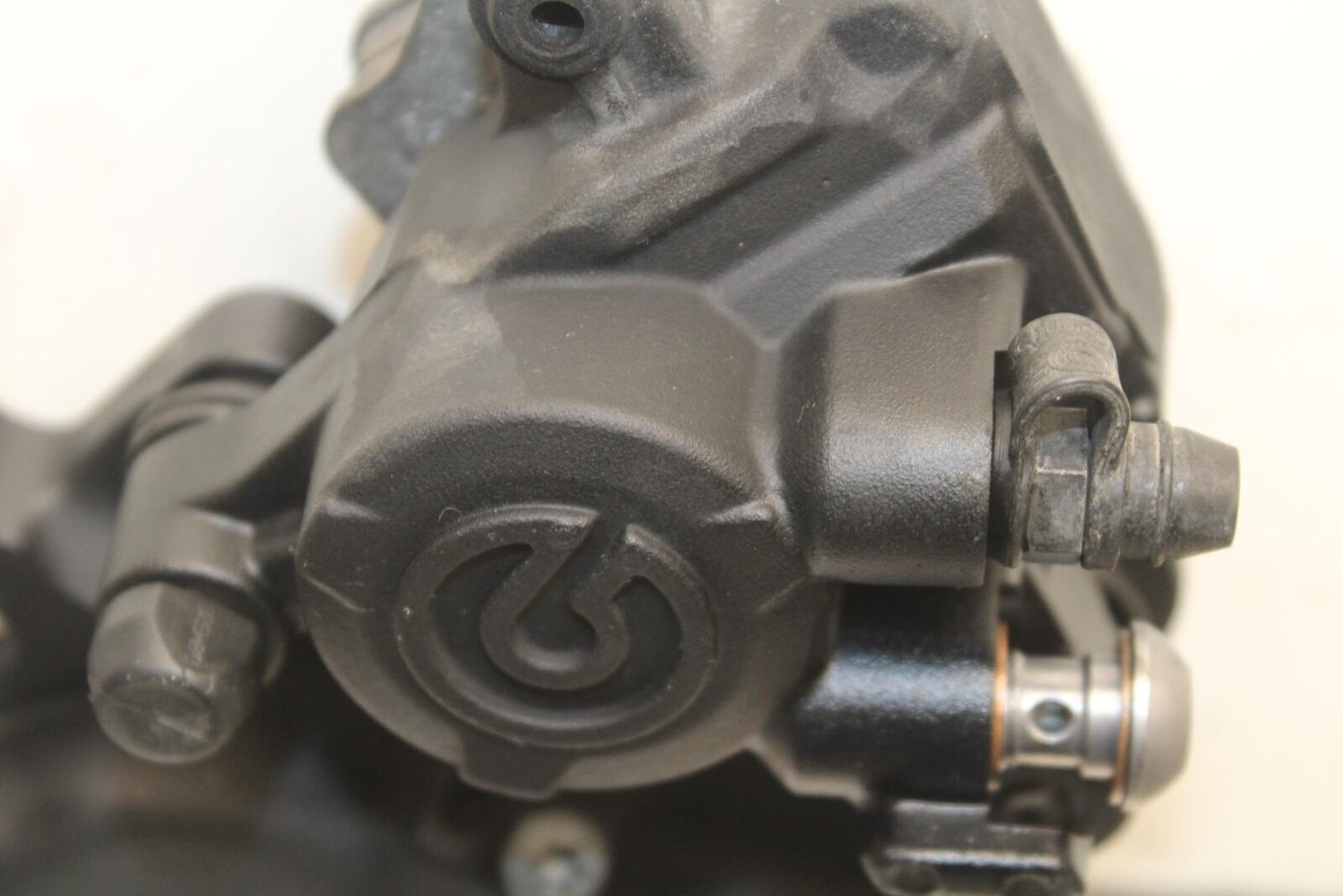 20-23 BMW F900R REAR BACK BRAKE CALIPER W MOUNT BRACKET BB603
