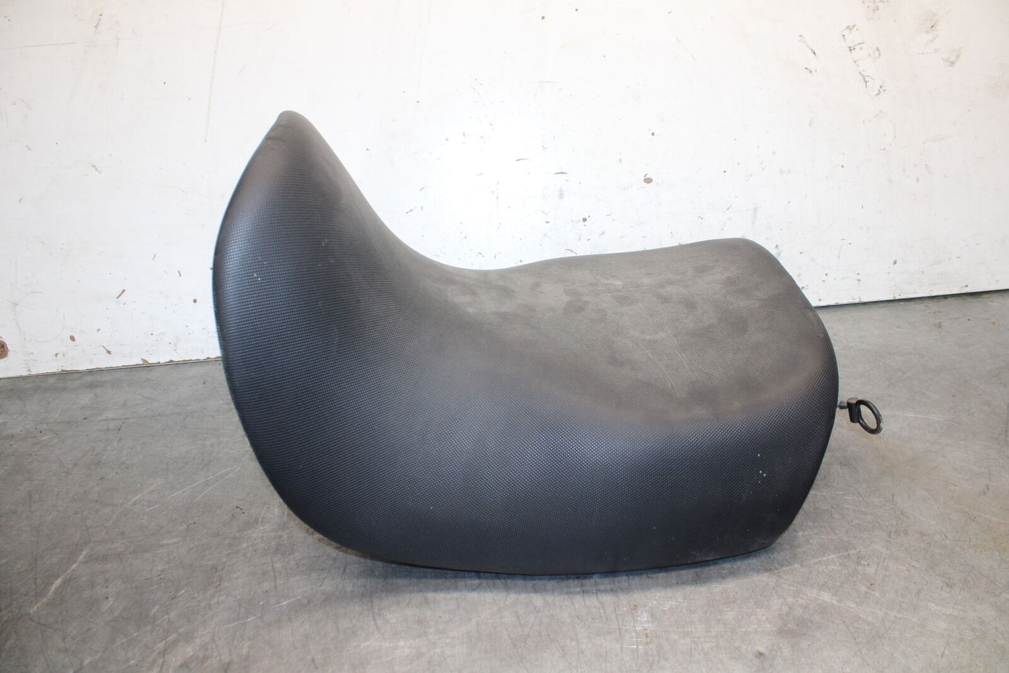 01-06 TRIUMPH TIGER 955I FRONT DRIVERS SEAT PAD SADDLE PILLION BB693