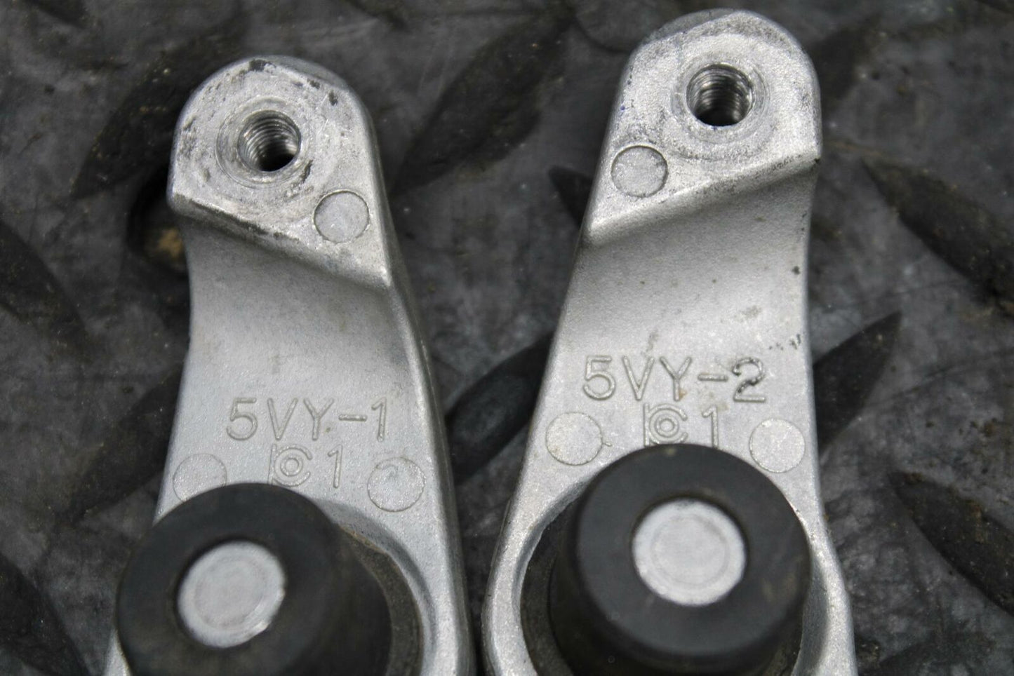 04-05 YAMAHA YZF R1 SUPPORT MOUNTING BRACKET MOUNT SET BB225