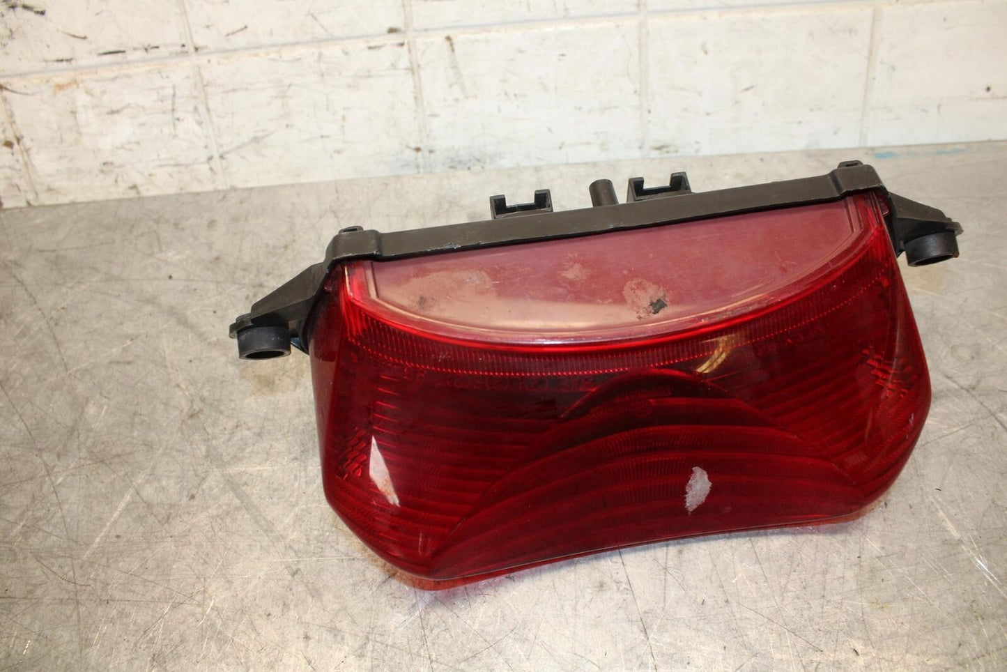 1999 Honda Super Hawk 1000 VTR1000F REAR TAIL TAILLIGHT BACK BRAKE LIGHT BB51