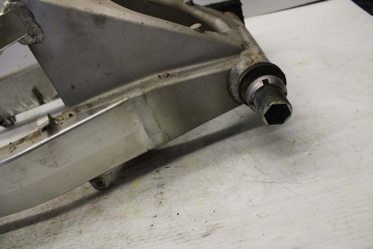 00-07 SUZUKI HAYABUSA REAR SWINGARM BACK SUSPENSION SWING ARM 61000-24F20 BB281