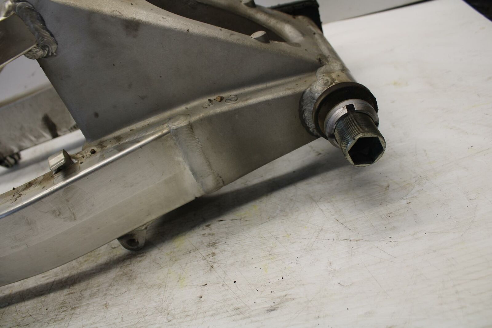 00-07 SUZUKI HAYABUSA REAR SWINGARM BACK SUSPENSION SWING ARM 61000-24F20 BB281