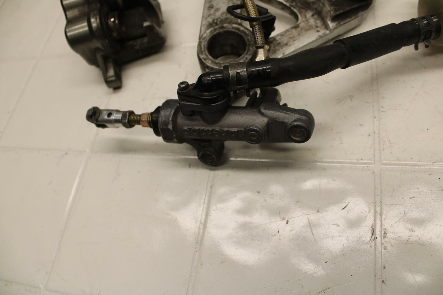 99-00 YAMAHA YZF R6 REAR BRAKE CALIPER BRACKET BREMBO BB04