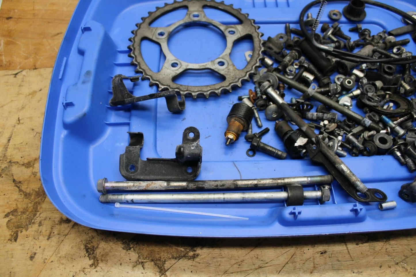 04-09 SUZUKI GS500F ENGINE MOUNTING BOLTS ASSORTED HARDWARE BB335