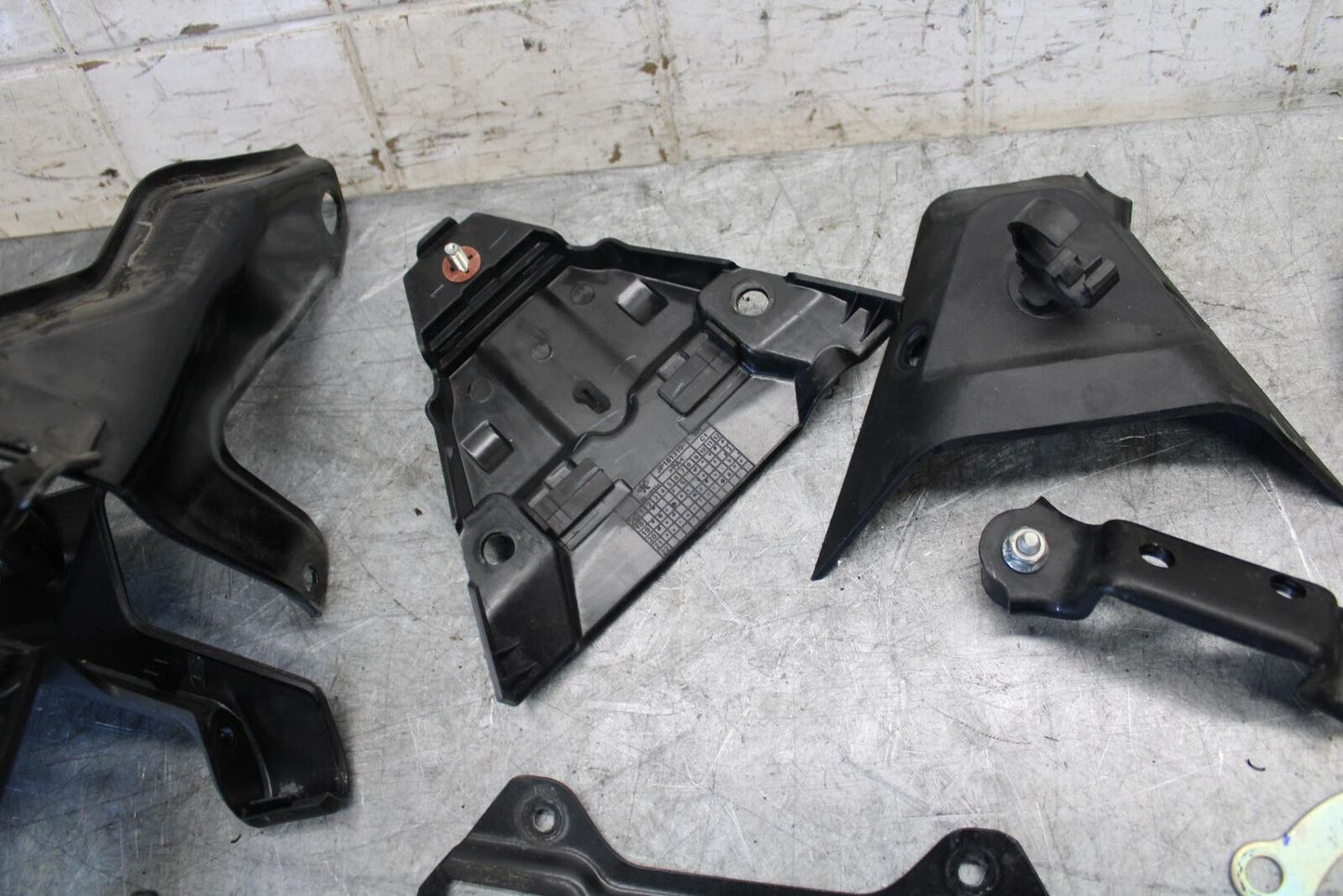22-23 HUSQVARNA SVARTTPILEN 401 LIGHT TANK BRACKET LEFTOVER BB541
