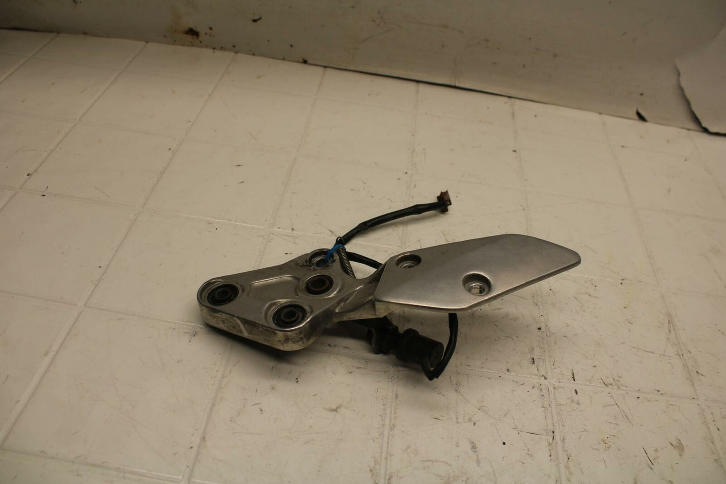01-05 YAMAHA FZS1000 RIGHT REARSET REAR SET DRIVER FOOT PEG REST STOP BB10