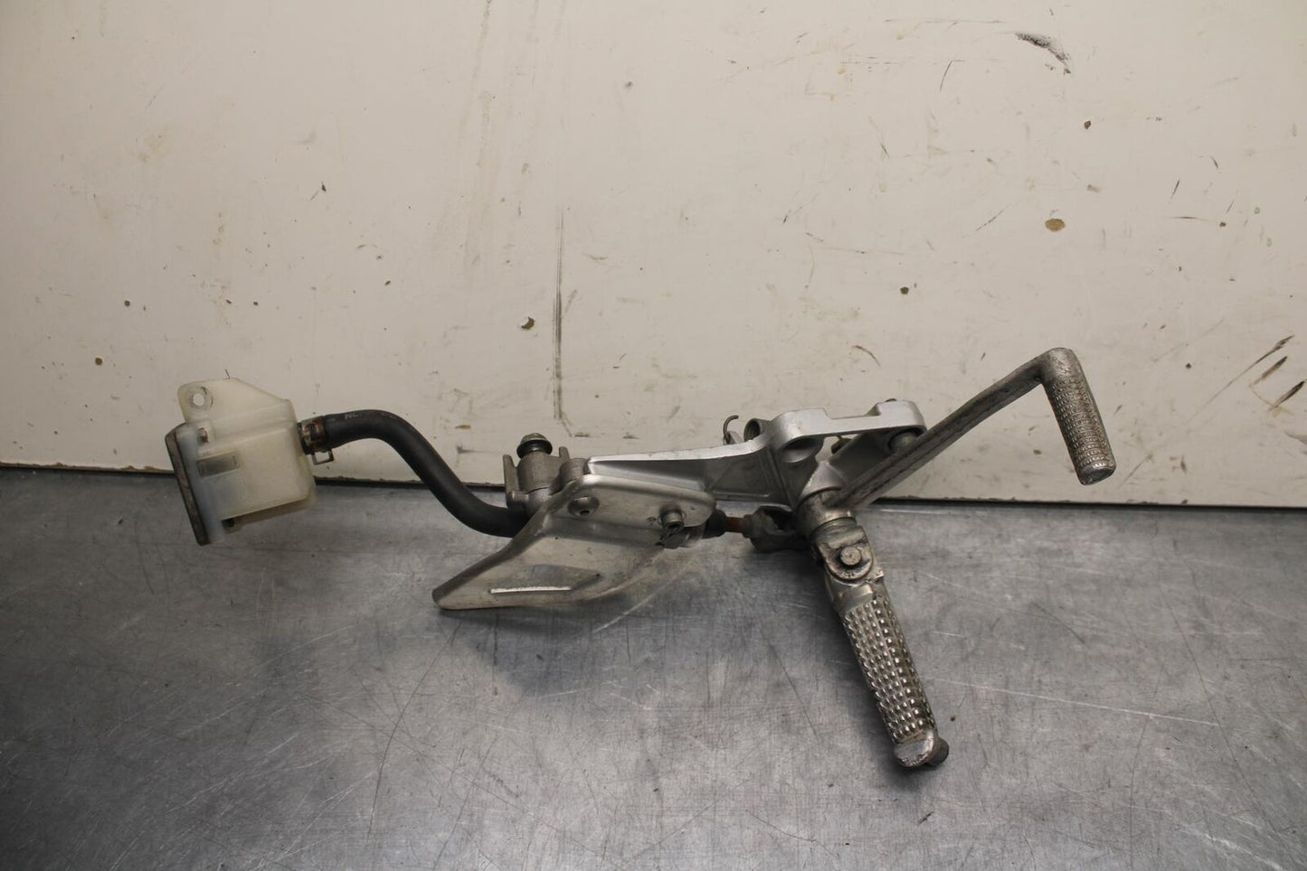 1999 Suzuki GSXR600 RIGHT REARSET REAR SET DRIVER FOOT PEG REST STOP BB608