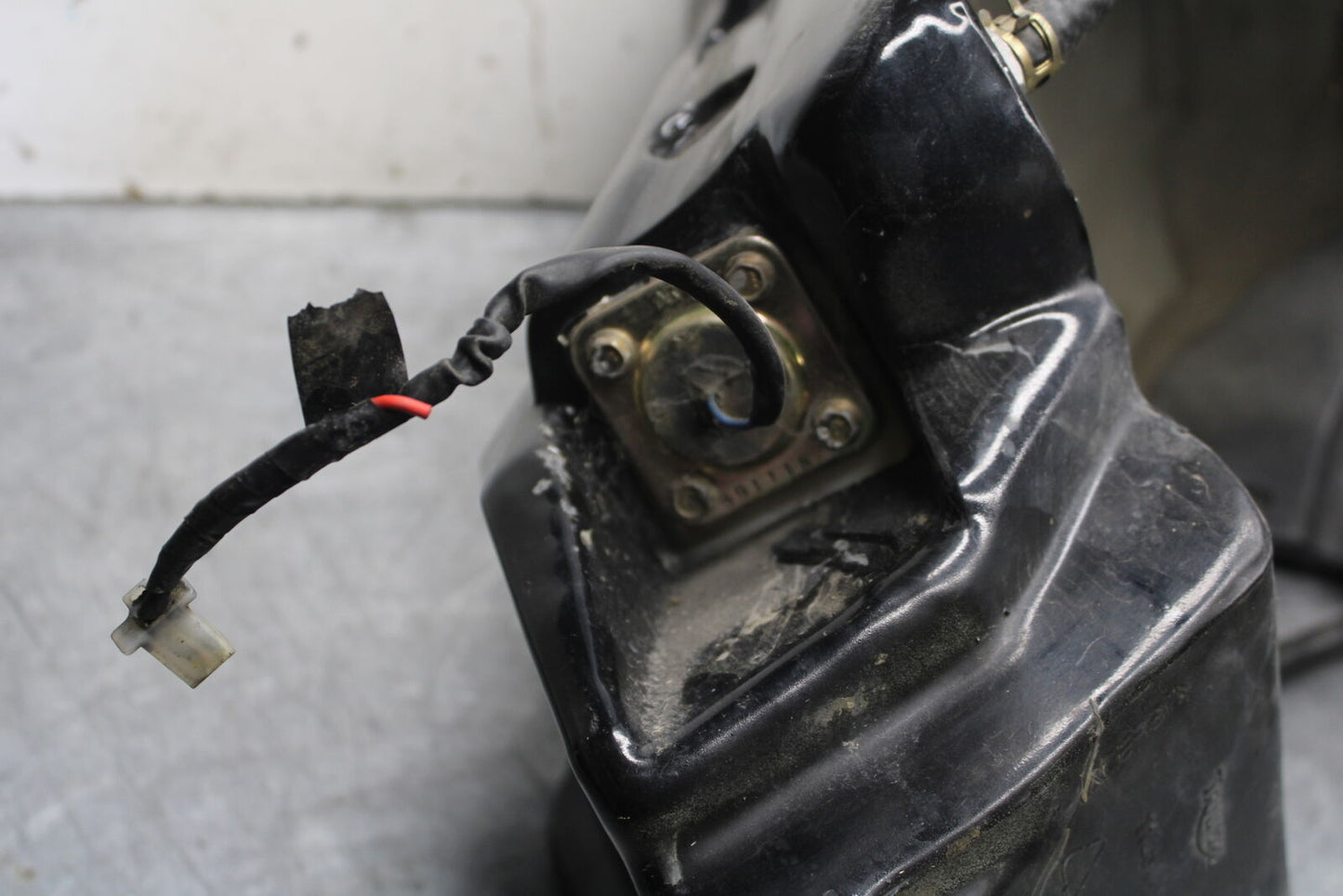 01-06 TRIUMPH TIGER 955I GAS TANK FUEL CELL PETROL RESERVOIR BB693
