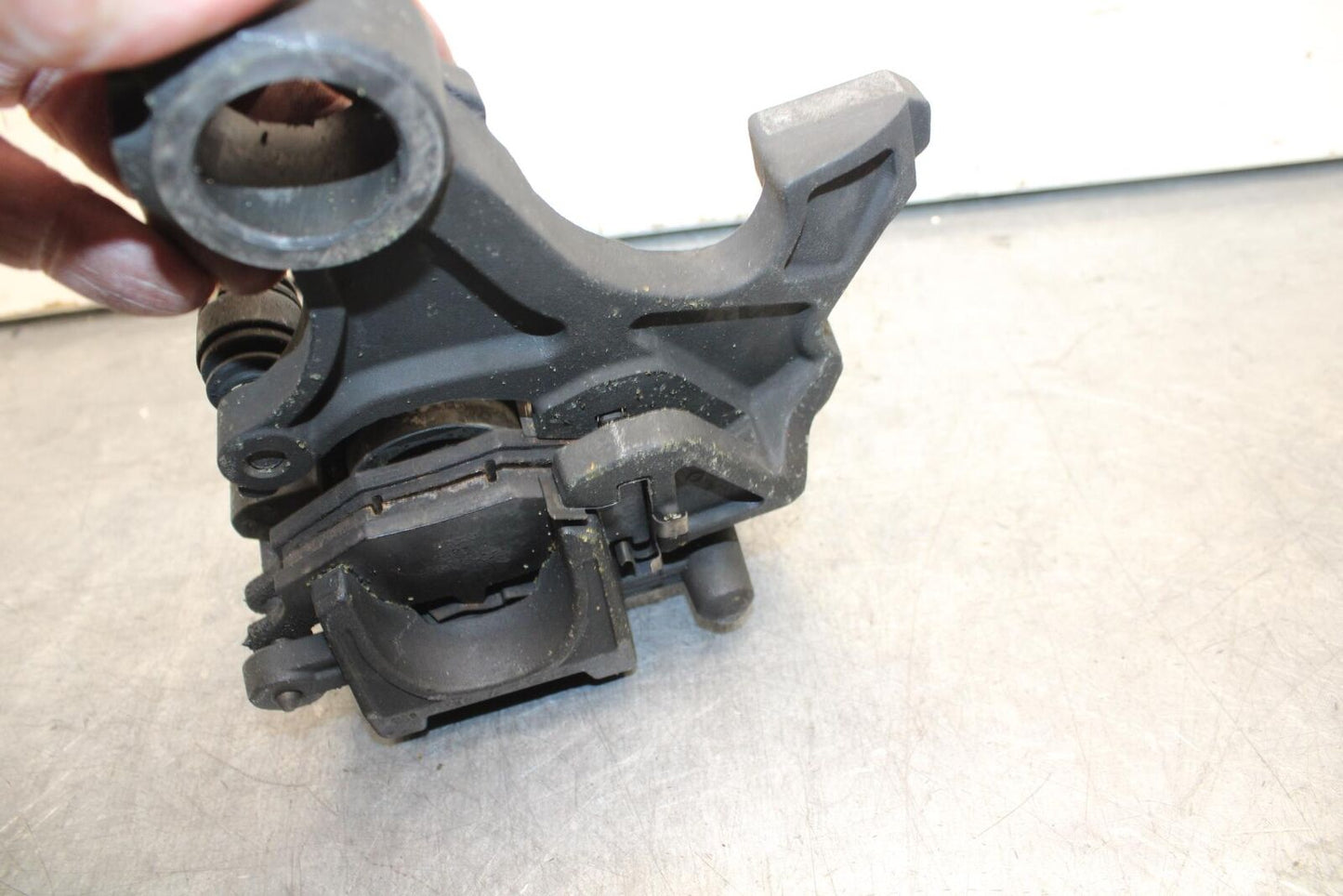 08-10 SUZUKI GSXR 600 750 REAR BACK BRAKE CALIPER W MOUNT BRACKET BB101