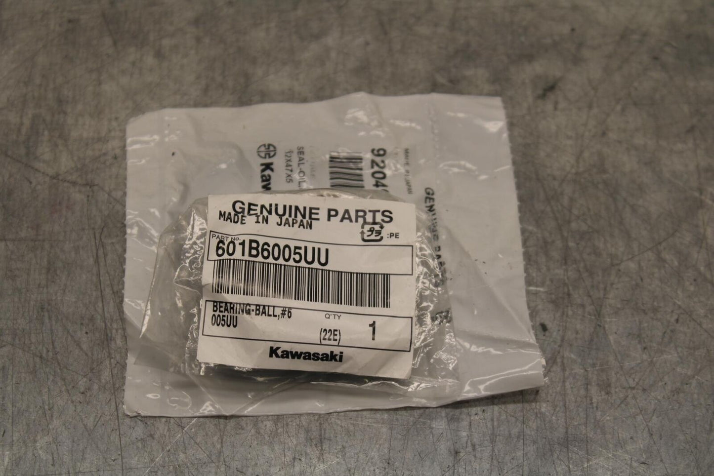 17 KAWASAKI Z900 ZR900 WHEEL BEARING AND OIL SEAL BB549