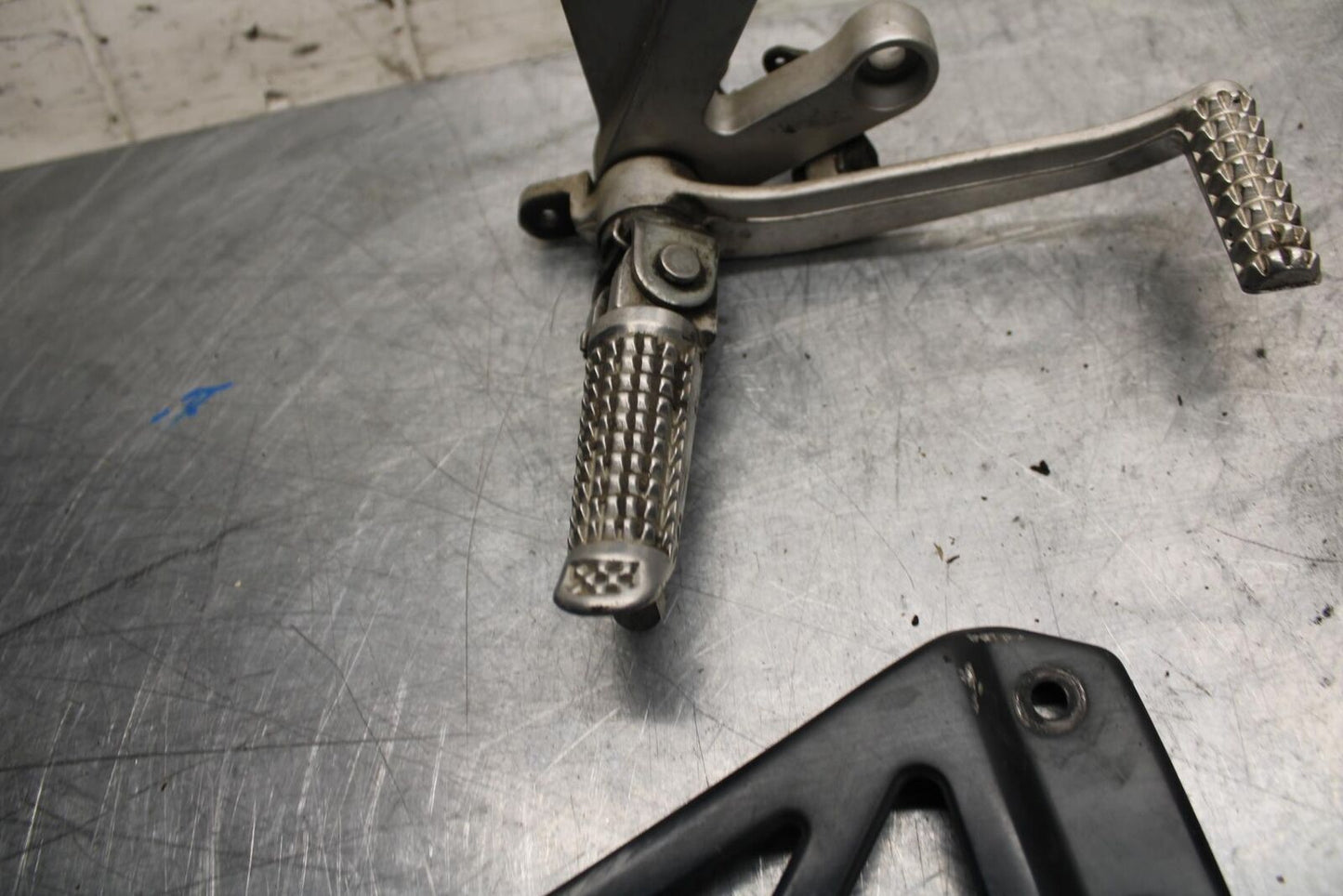 02-03 SUZUKI GSXR750 RIGHT REARSET REAR SET DRIVER FOOT PEG PEDAL BB14