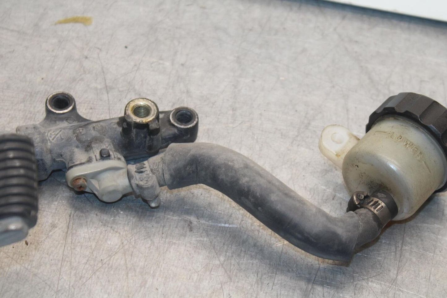 1988 Yamaha FZ600 RIGHT REARSET REAR SET DRIVER FOOT PEG REST STOP BB601