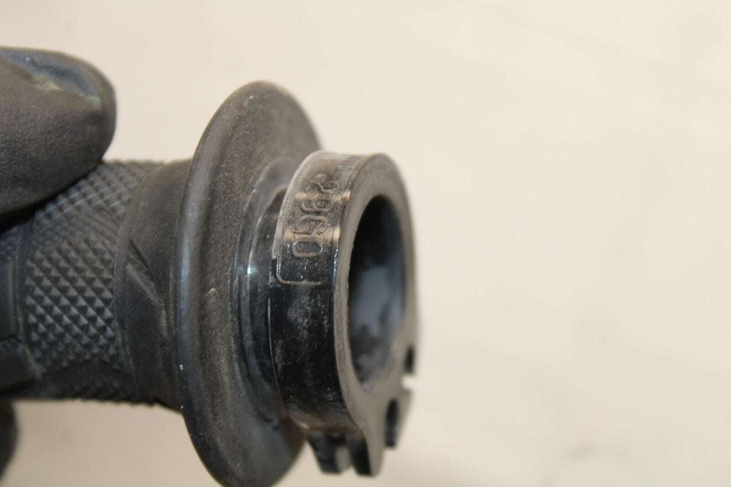 2017 Suzuki GSXR600 RIGHT THROTTLE GRIP 57110-21H02 BB598