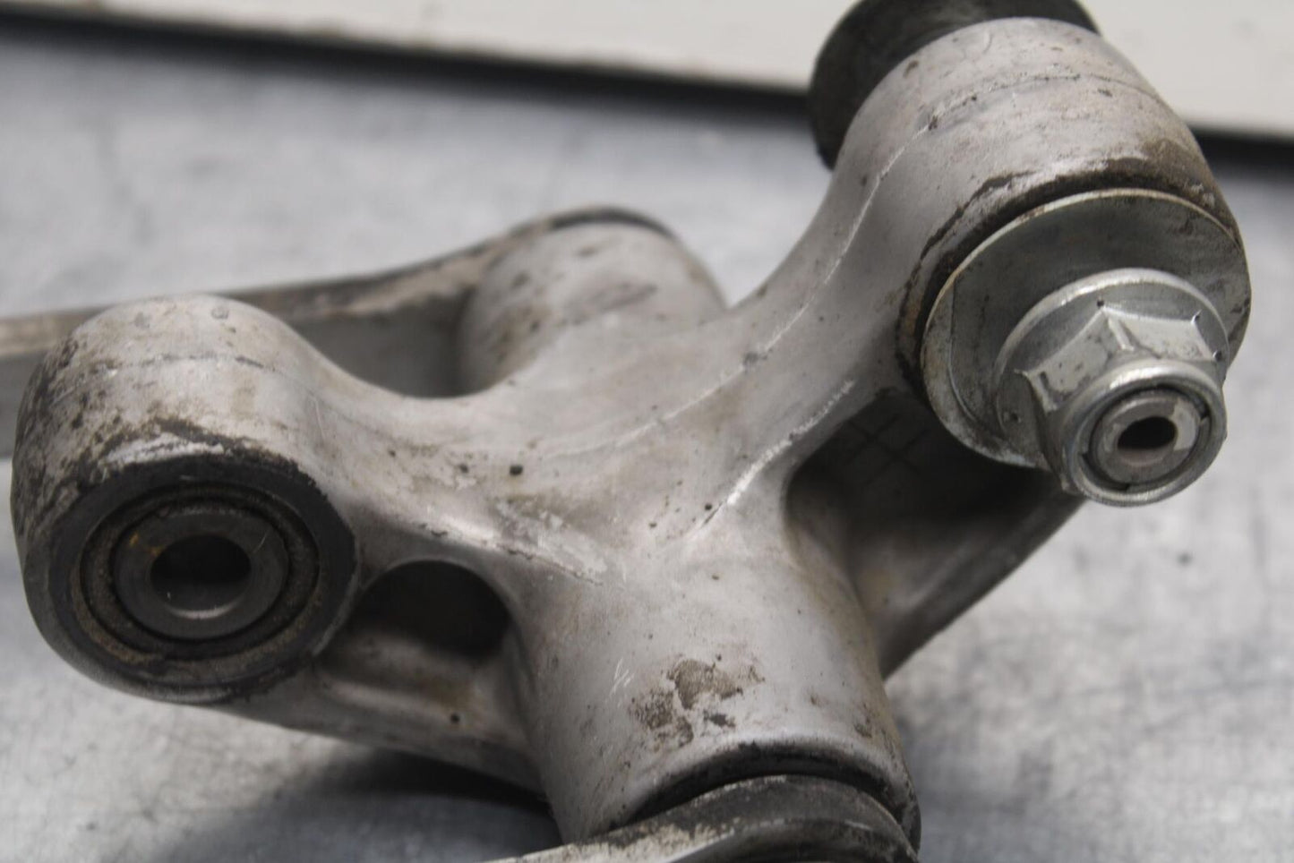 04-05 SUZUKI GSXR750 REAR DOGBONE SHOCK LINKAGE LINK 62600-35880 BB81