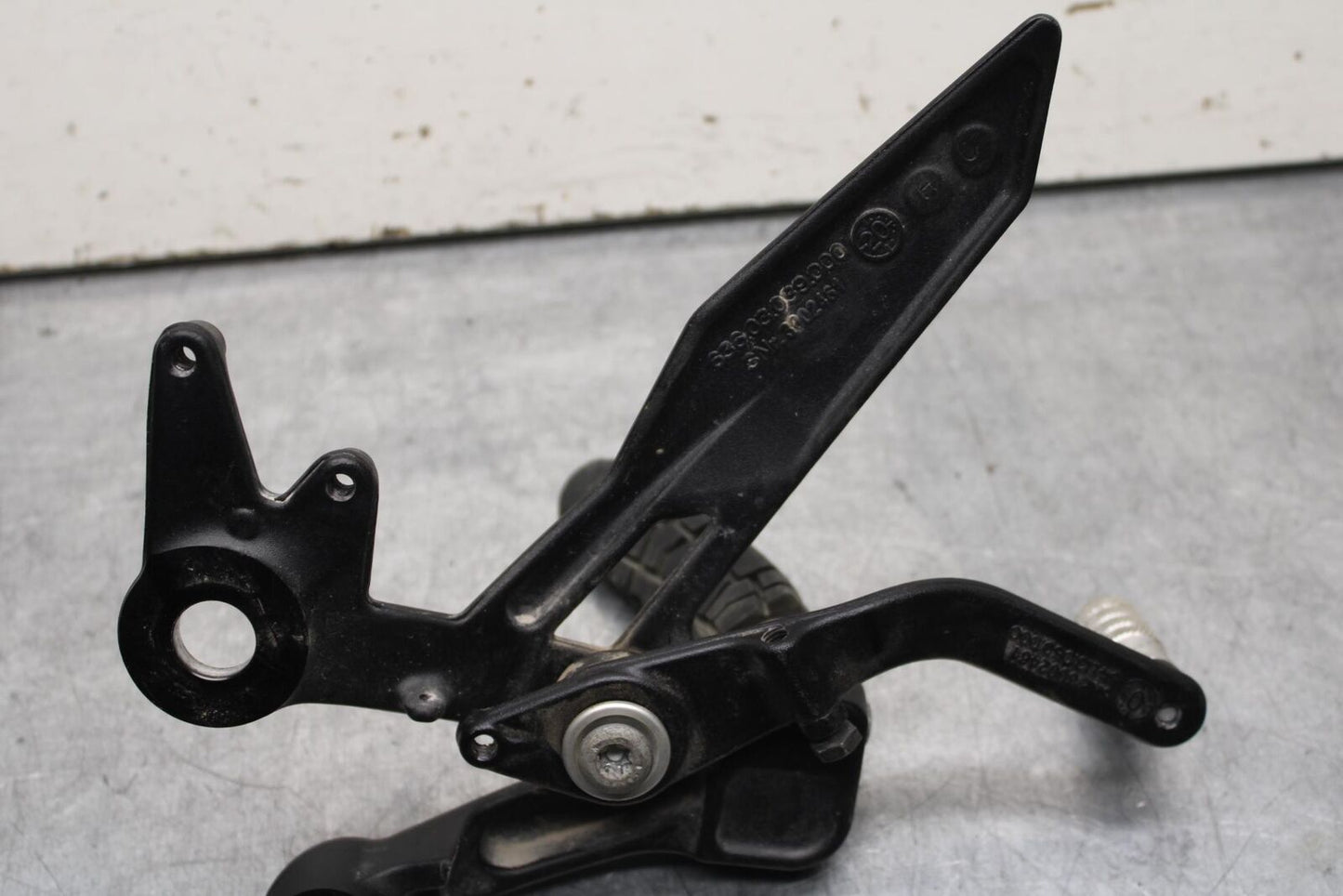 20-24 KTM 890 DUKE R RIGHT REARSET REAR SET DRIVER FOOT PEG REST STOP BB627