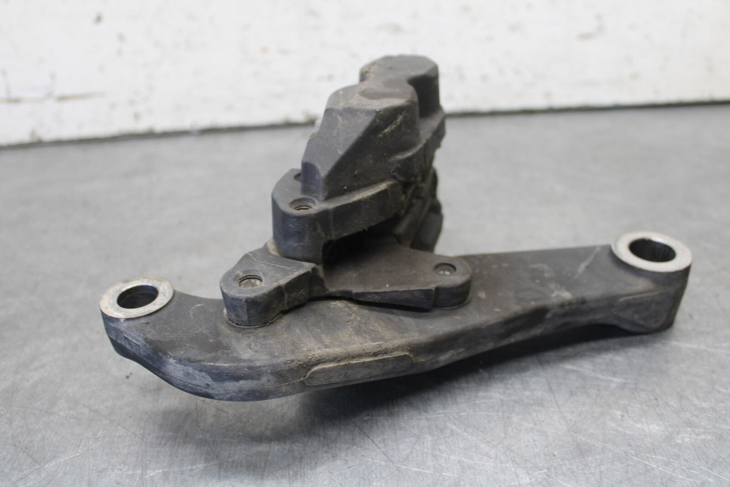 05-09 SUZUKI BOULEVARD C90 REAR BACK BRAKE CALIPER W MOUNT BRACKET BB692