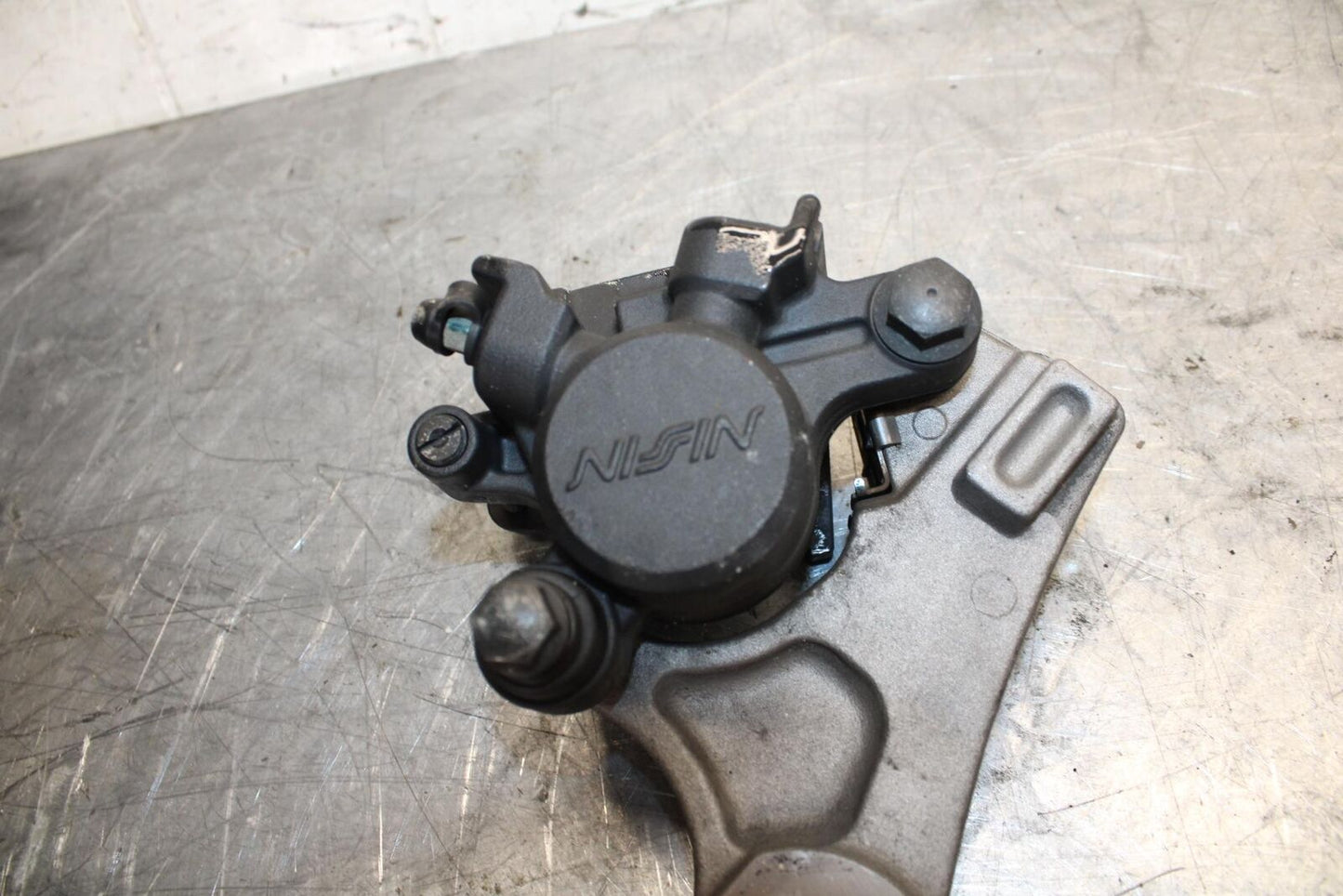 2007 Yamaha YZF R1 REAR BACK BRAKE CALIPER W MOUNT BRACKET 5VY-2580W-12-00 BB523