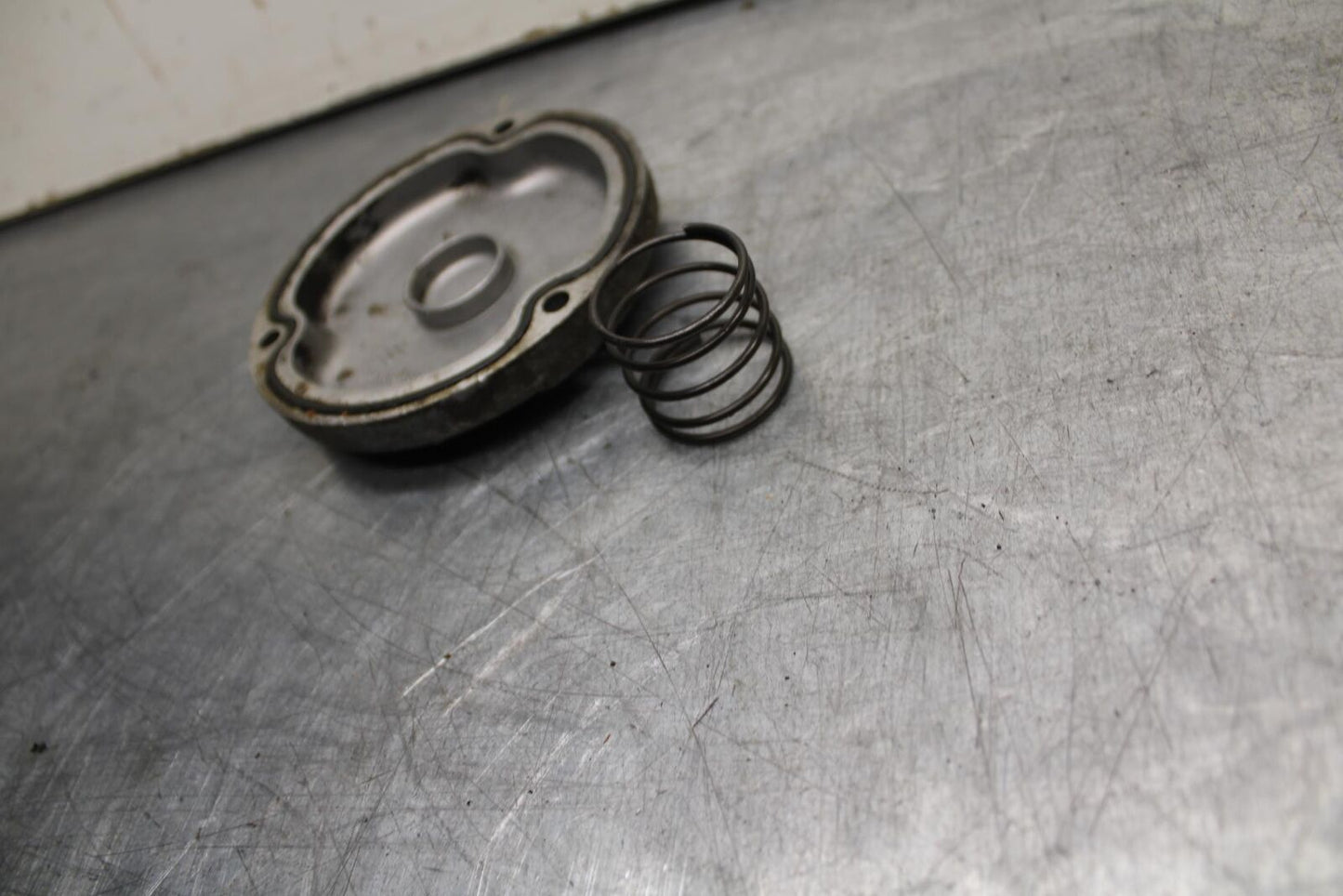80-81 SUZUKI GS1000G ENGINE OIL FILTER COVER SPRING BB91