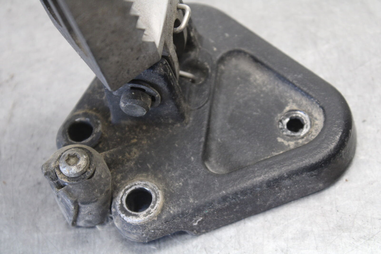 01-06 TRIUMPH TIGER 955I LEFT FRONT FOOT REST PEG STEP BB693