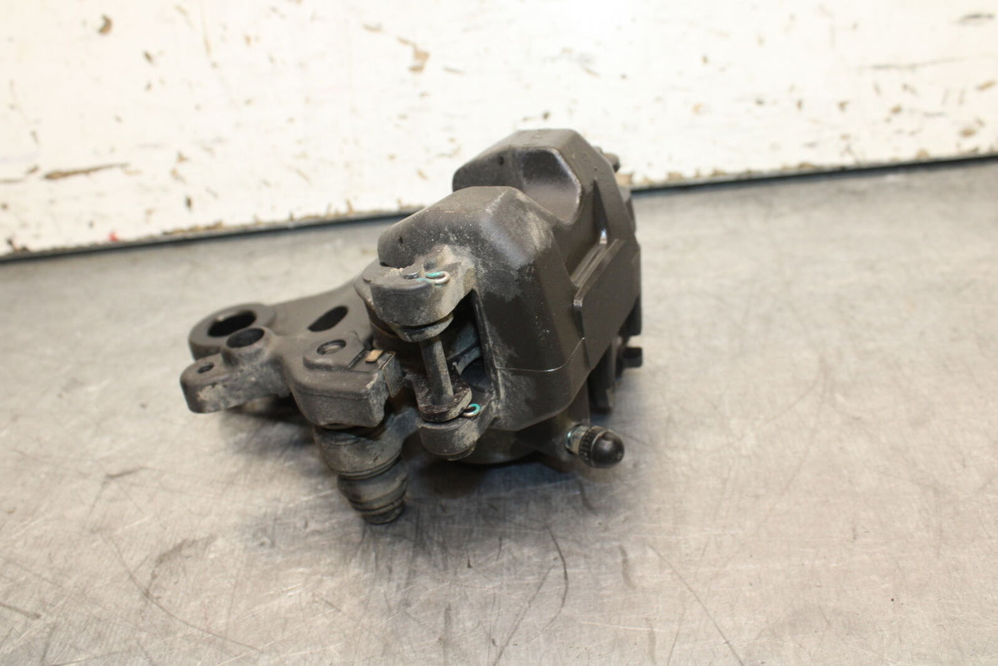 19-24 YAMAHA R3 REAR BACK BRAKE CALIPER W MOUNT BRACKET BB736