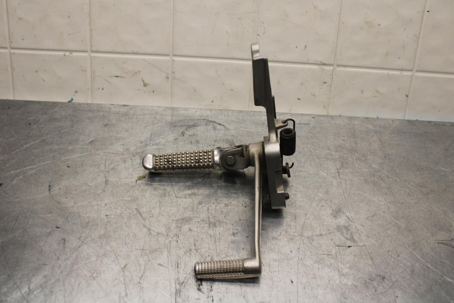 1999 Suzuki GSXR600 RIGHT REARSET REAR SET DRIVER FOOT PEG REST STOP BB580