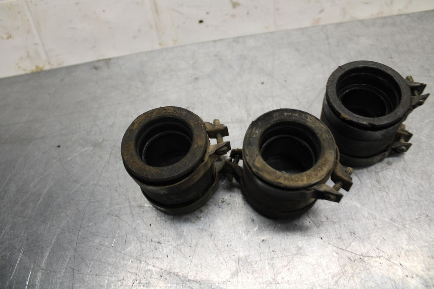 75 SUZUKI GT 550 INTAKE MANIFOLDS BB72