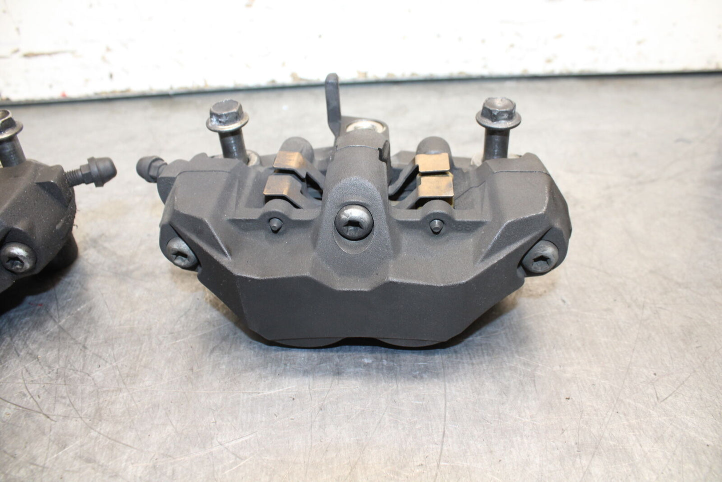 06-07 SUZUKI GSXR 600 RIGHT LEFT FRONT BRAKE CALIPER SET PAIR CALIPERS BB737