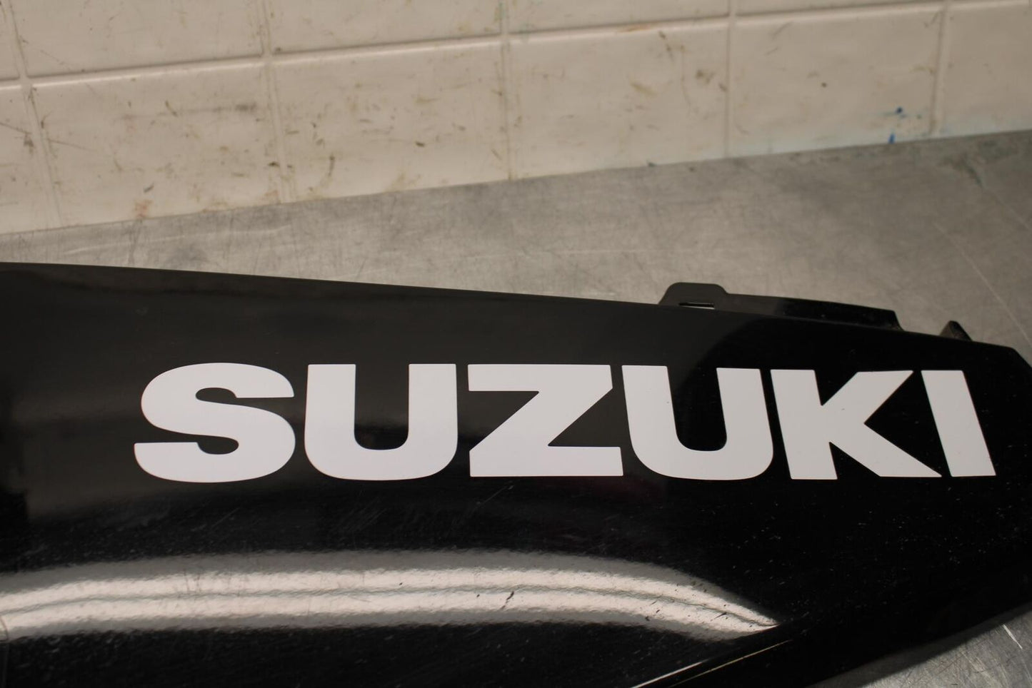 20 SUZUKI GSXR 1000 RIGHT LOWER BOTTOM BELLY FAIRING COWL BB597