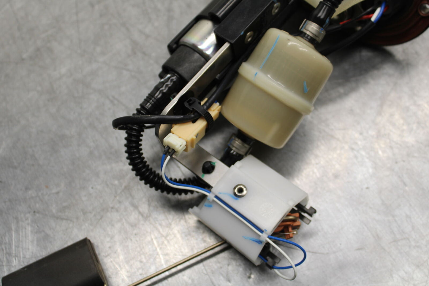21-24 APRILIA TUONO 660 FACTORY FUEL PUMP GAS PETROL SENDER UNIT BB733
