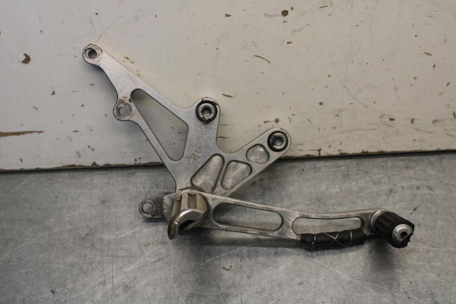 01-03 SUZUKI GSXR600 RIGHT LEFT REARSETS REAR SET DRIVER FOOT PEGS BB639