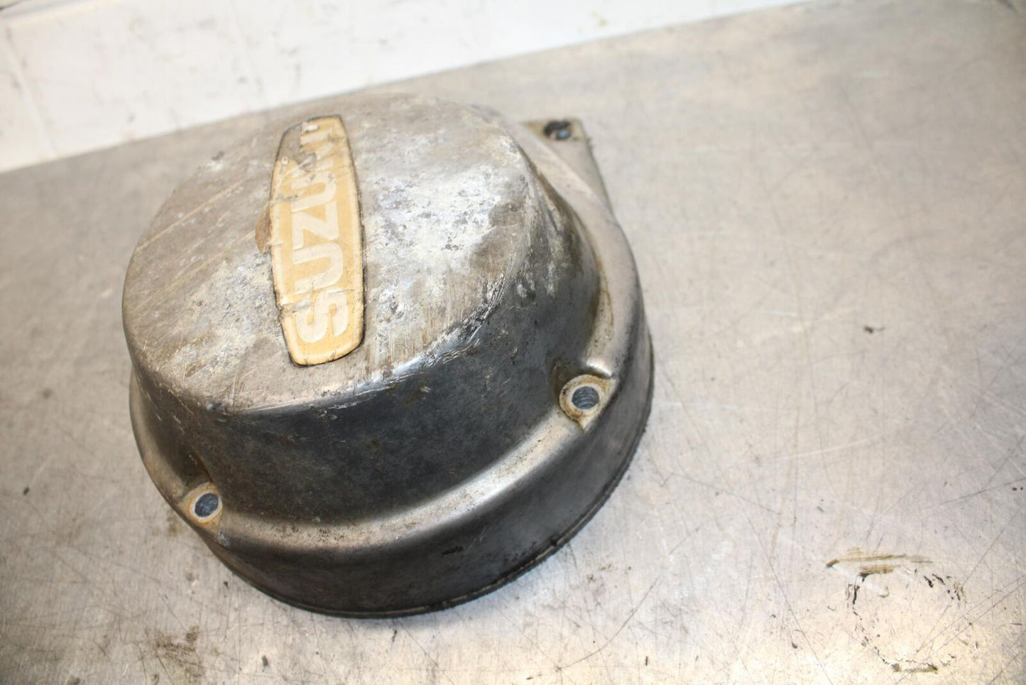 75 SUZUKI GT 550 STATOR MAGNETO ALTERNATOR GENERATOR COVER BB72