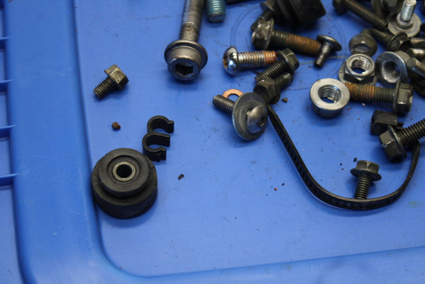 04 SUZUKI GSXR600 LEFTOVER MOUNTING BOLTS HARDWARE MOTOR SCREWS BB676