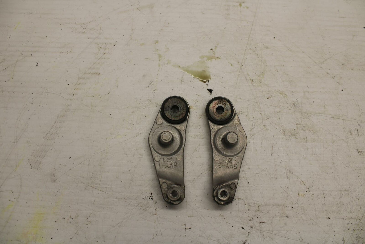 06 YAMAHA YZF R1 FRONT GAS TANK BRACKET MOUNT BB282
