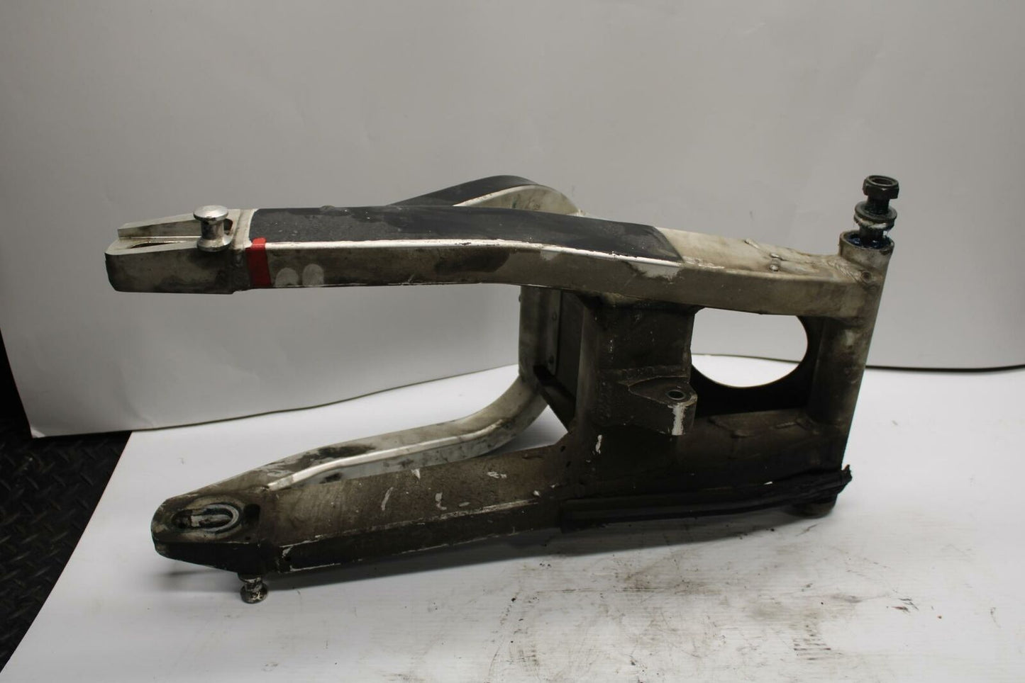 99 YAMAHA YZF R6 REAR SWINGARM BACK SUSPENSION SWING ARM BB246