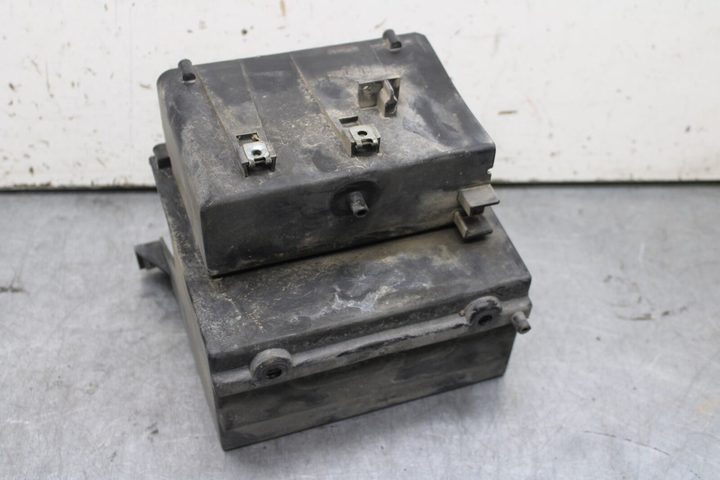 02-04 HONDA VTX1800S BATTERY TRAY BOX HOLDER BB712