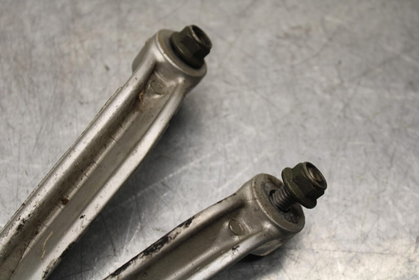 01 SUZUKI GSXR1000 RIGHT REAR BACK PASSENGER PEG BRACKET BB100