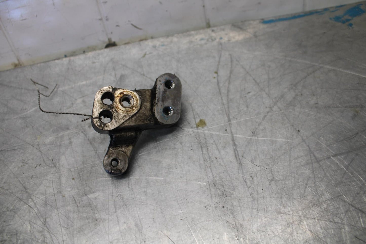 06-07 SUZUKI GSXR600 SHIFTER LINKAGE BRACKET BB447