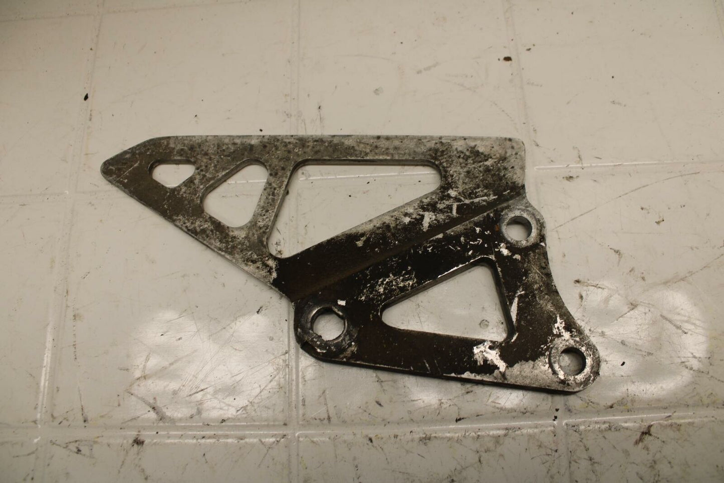 88-89 SUZUKI GSXR750J BB24 LEFT REARSET DRIVER FOOT PEG BRACKET MOUNT BB15