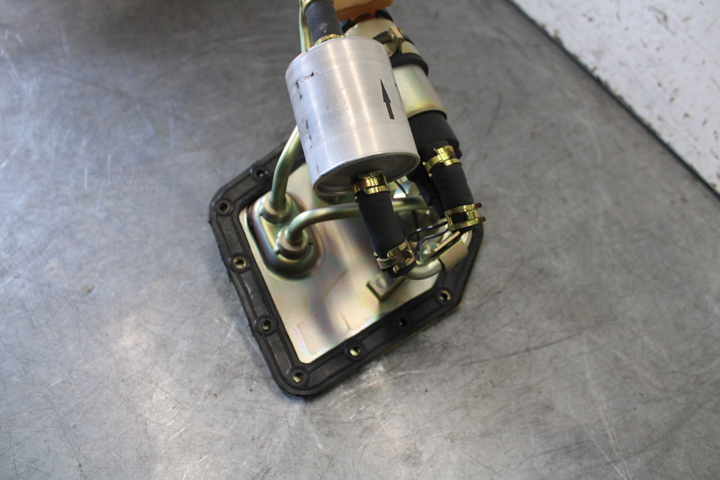 01-06 TRIUMPH TIGER 955I FUEL PUMP GAS PETROL SENDER UNIT BB693